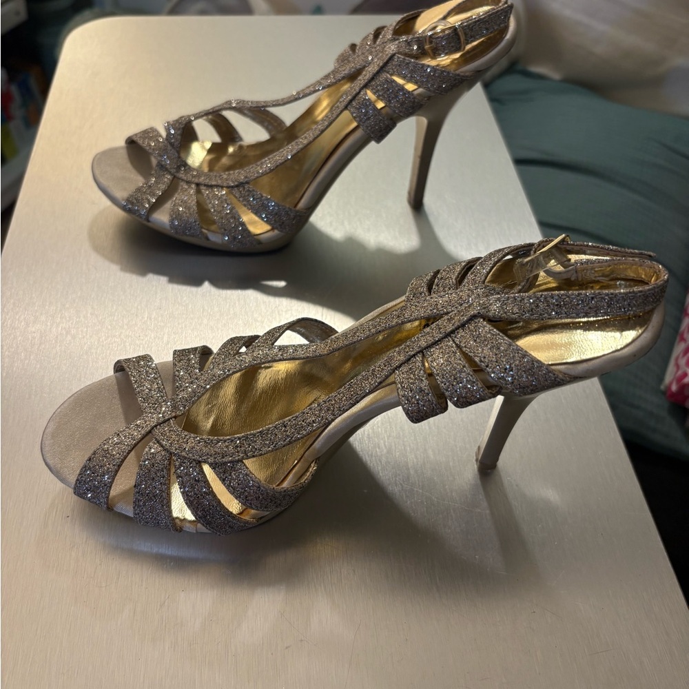 Fabulous Holiday Party Shoes! Gen E Ration Gold Glitter Heels - Picture 5 of 6